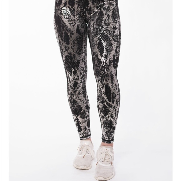 Curves N Combatboots V4 Black Mamba - Picture 2 of 6